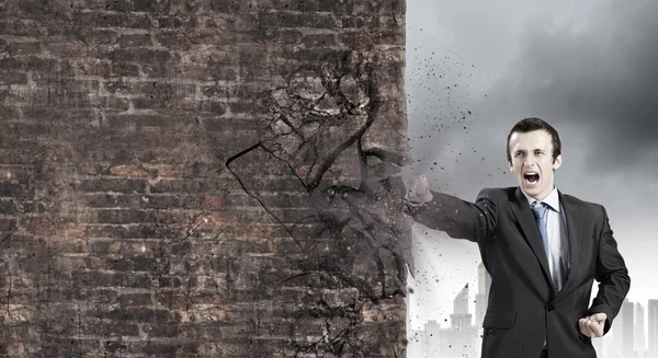 Бізнесмен розбиває кам'яну стіну — стокове фото