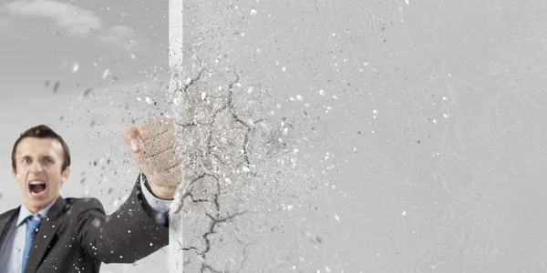 Empresário quebrar parede de pedra — Fotografia de Stock