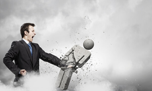 Бизнесмен борется с каменным противником

