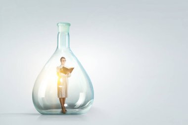İş kadını cam şişenin içinde duruyor.
