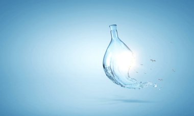 Cam şişeden su fışkırıyor.