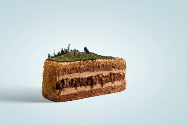 Pastanın tepesinde dağ manzarası