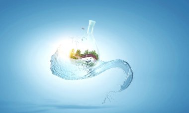 Yüzen cam bir şişenin içindeki ev.