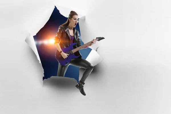 Fiatal és gyönyörű rock lány játszik az elektromos gitáron — Stock Fotó