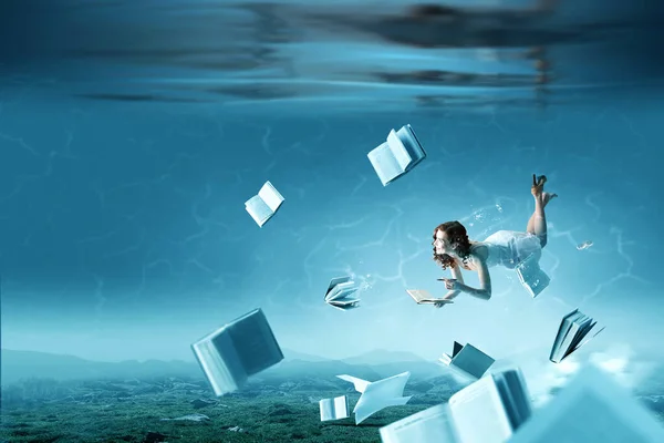 Woman with paper and pen underwater — Stock Photo, Image