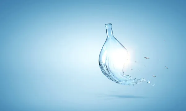 ガラス瓶から水が噴き出す — ストック写真