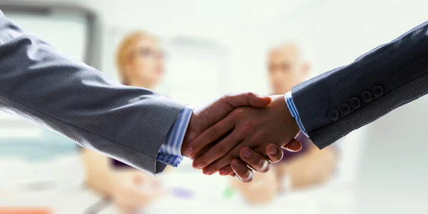 Partnerségi koncepció. A kézfogás képe. Vegyes média — Stock Fotó