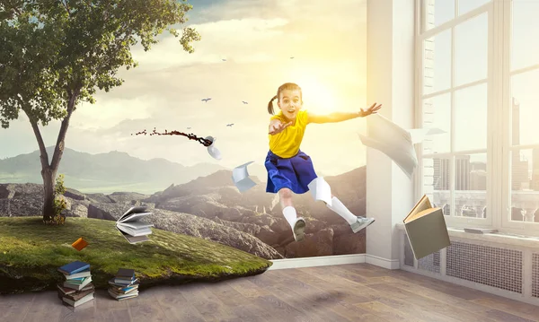 Девушка прыгает в небо — стоковое фото