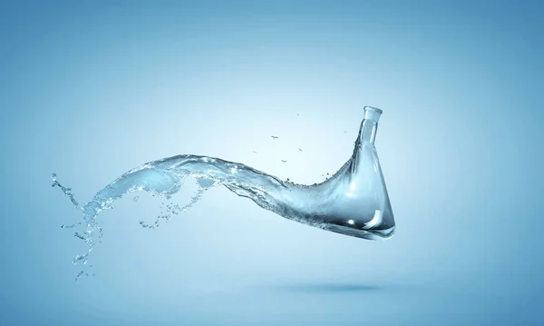 Νερό βουτιά από γυάλινη φιάλη — Φωτογραφία Αρχείου