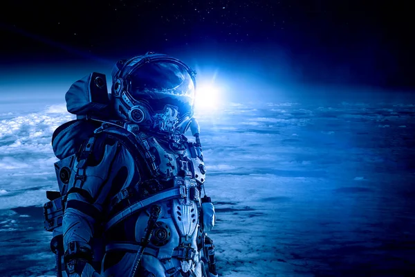 Astronauta caminhando em um planeta inexplorado — Fotografia de Stock