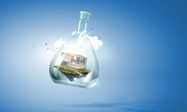 Maison à l'intérieur d'une bouteille en verre flottant — Photo