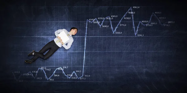 Grafico aziendale e monitor commerciale sfondo e uomo d'affari. Mezzi misti — Foto Stock