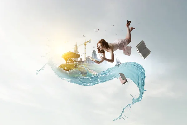 Giovane donna levita mentre legge un libro — Foto Stock