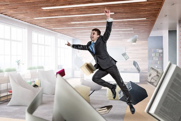 Homem de negócios feliz saltando alto. Meios mistos — Fotografia de Stock