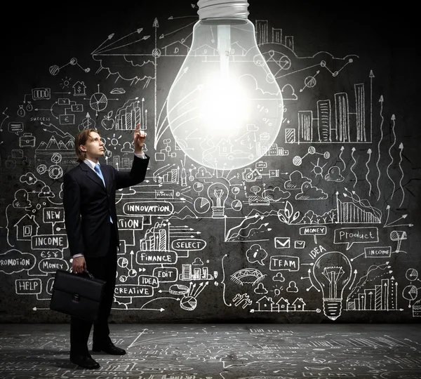 Podnikatel a velká žárovka — Stock fotografie