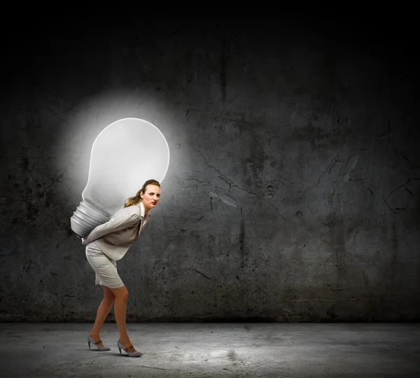 Affärskvinna redovisade stor glödlampa — Stockfoto