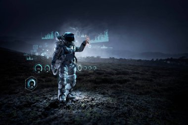 Keşfedilmemiş bir gezegende yürüyen astronot