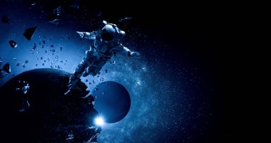 Uzay yürüyüşünde astronot. Karışık ortam