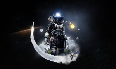 Keşfedilmemiş bir gezegende yürüyen astronot