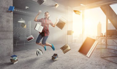 Kulaklık takan bir kadın zıplıyor. Karışık ortam