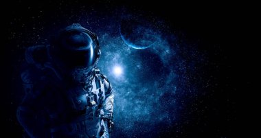 Uzay yürüyüşünde astronot. Karışık ortam
