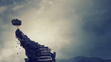 Yeşil ağaca doğru taş merdivenler.