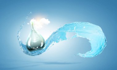 Cam şişeden su fışkırıyor.