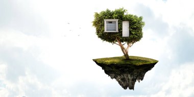Yeşil çimlerin üzerindeki küçük Eco House. Karışık ortam
