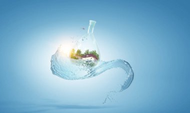 Yüzen cam bir şişenin içindeki ev.