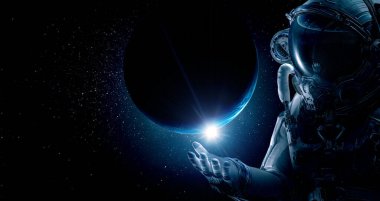 Uzay yürüyüşünde astronot. Karışık ortam