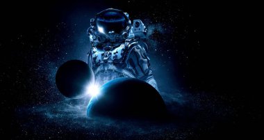 Uzay yürüyüşünde astronot. Karışık ortam