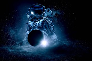 Uzay yürüyüşünde astronot. Karışık ortam
