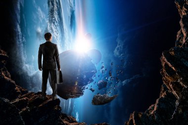 Dış uzaya bakan iş adamının görüntüsü.