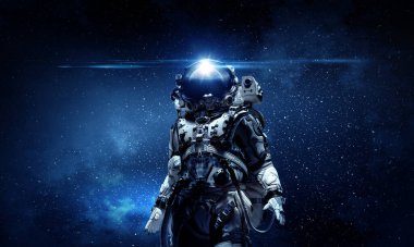 Keşfedilmemiş bir gezegende yürüyen astronot