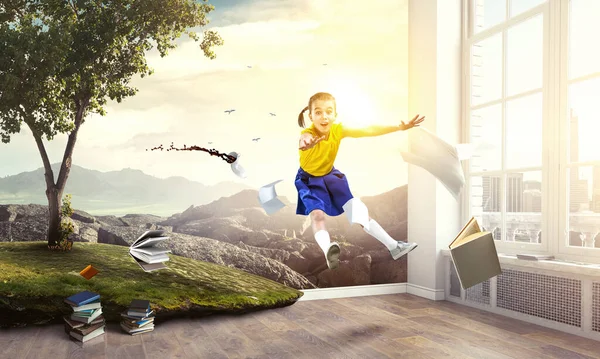 Девушка прыгает в небо — стоковое фото