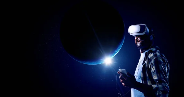 Простір і людина в окулярах віртуальної реальності — стокове фото