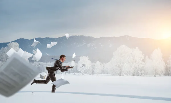 Affärsman som springer på vintern landsbygden — Stockfoto