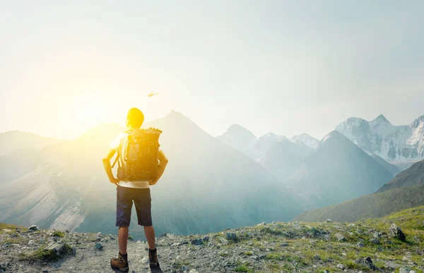 Young traveler exploring the world concept — Stock Photo, Image