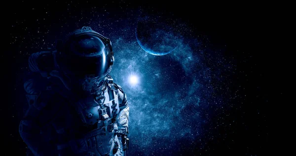 Astronauta en la caminata espacial. Medios mixtos — Foto de Stock
