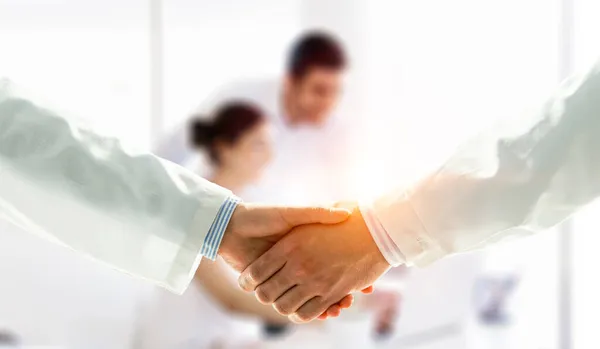 Partnerskapskoncept Bild av handslag. Blandade medier — Stockfoto