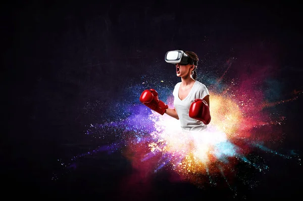 Giovane donna boxe in VR occhiali — Foto Stock