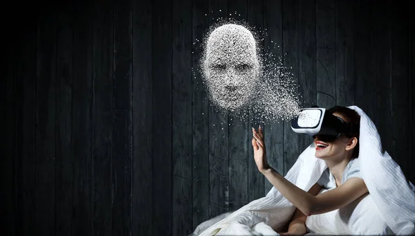 Mulher com laptop submerso em realidade virtual. Meios mistos — Fotografia de Stock