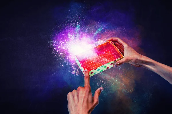 Sihirli hediye kutusu görüntüsü. Karışık ortam