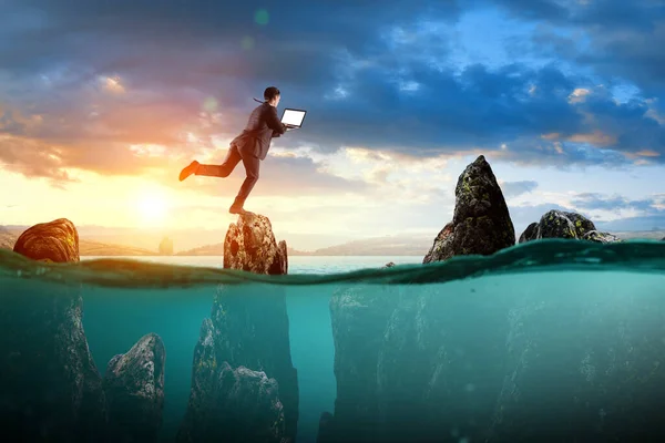 Бизнесмен, бегущий по вершинам подводных скал — стоковое фото
