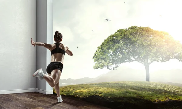 Kvinna som springer mot naturlandskapet — Stockfoto