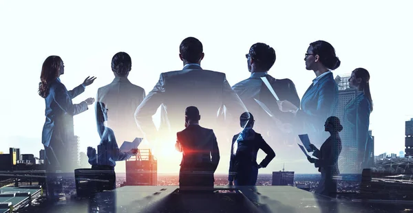 Gruppo di uomini d'affari delinea con sfondo illuminato — Foto Stock