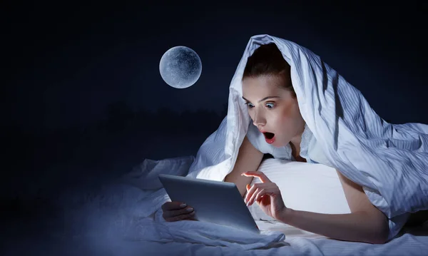 Egy nő laptoppal a virtuális valóságba merülve — Stock Fotó