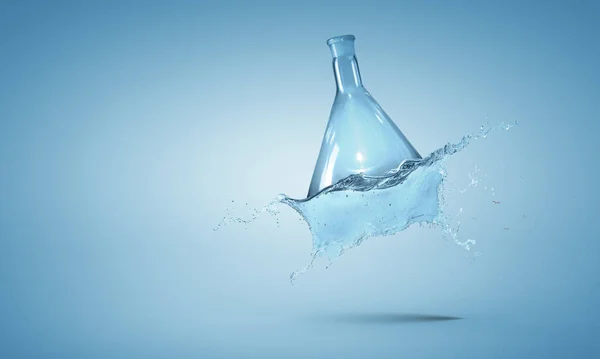 Woda wypływa ze szklanej butelki. — Zdjęcie stockowe