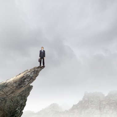 işadamı kaya'nın kenarında duran