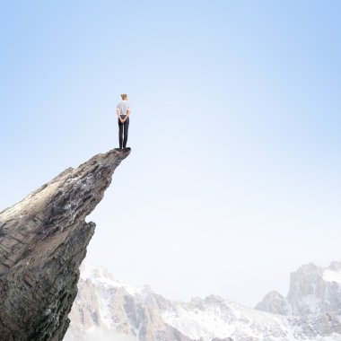 Dağ kenarında duran işkadını